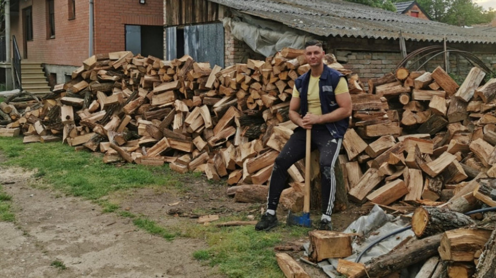 (FOTO) Viktor (32) iz Rume besplatno cepa drva siromašnima i bolesnima: Nije želeo da naplati 18.000 evra za svoj rad