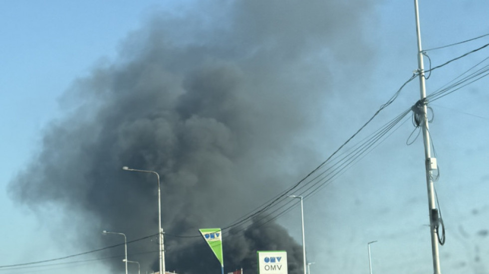 (FOTO/VIDEO) Lokalizovan požar na auto-otpadu u Paliluli, čule se eksplozije plinskih boca