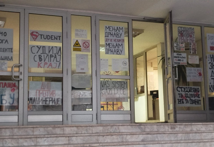 Niški studenti blokiraju ulaz u zgradu DIF, ostaju tu do petka, ispitni rok odložen