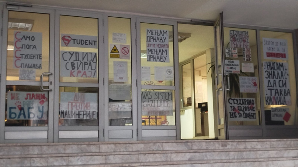 Niški studenti blokiraju ulaz u zgradu DIF, ostaju tu do petka, ispitni rok odložen