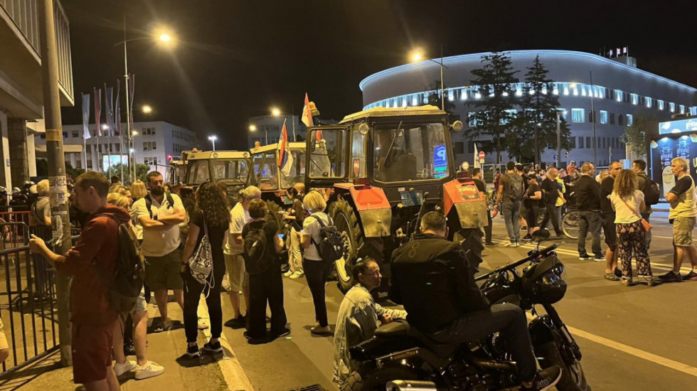 (FOTO) Protest "Finalna blokada raskrsnice" u Novom Sadu: Traktorima blokirali ulaz u Skupštinu grada