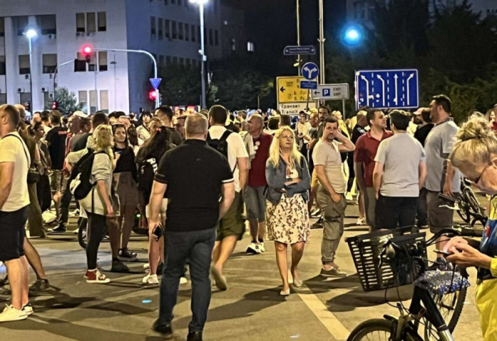 Blokada Skupštine Novog Sada: Policija potisnula građane, zaposleni i odbornici ušli u zgradu