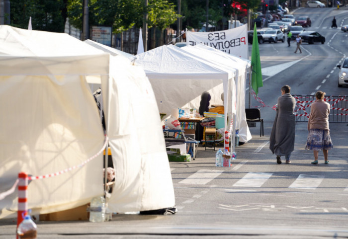 Deseti dan protesta ispred Vlade Srbije i blokade raskrsnice Nemanjine i Ulice kneza Miloša