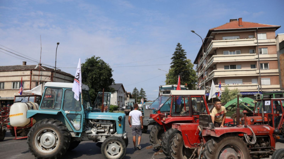 Protest poljoprivrednika u Bogatiću: Nezadovoljni otkupnim cenama proizvoda, traže sastanak sa ministrom