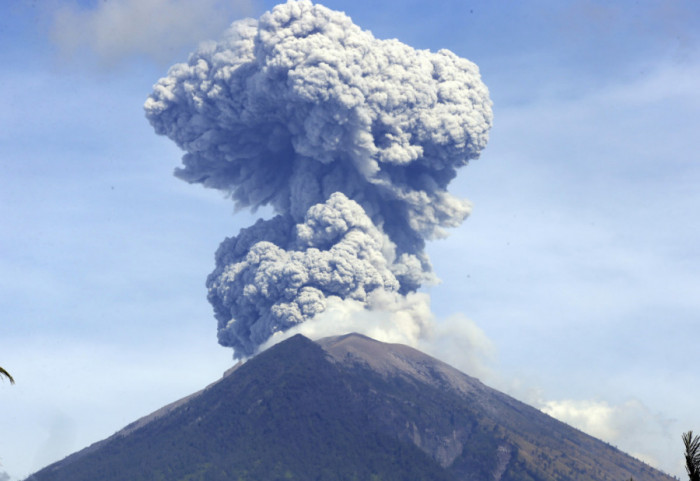 Otkazano ili odloženo više letova za Bali zbog erupcije vulkana, oblak pepela 11 kilometara uvis