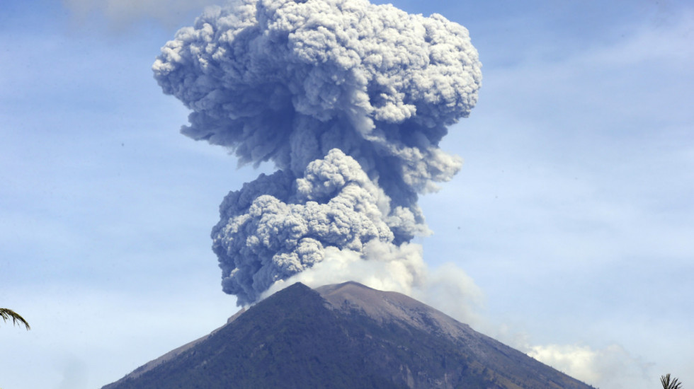 Otkazano ili odloženo više letova za Bali zbog erupcije vulkana, oblak pepela 11 kilometara uvis