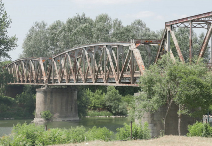 Most preko Drine na graničnom prelazu Karakaj, koji povezuje BiH i Srbiju, posle skoro 20 meseci otvoren za saobraćaj
