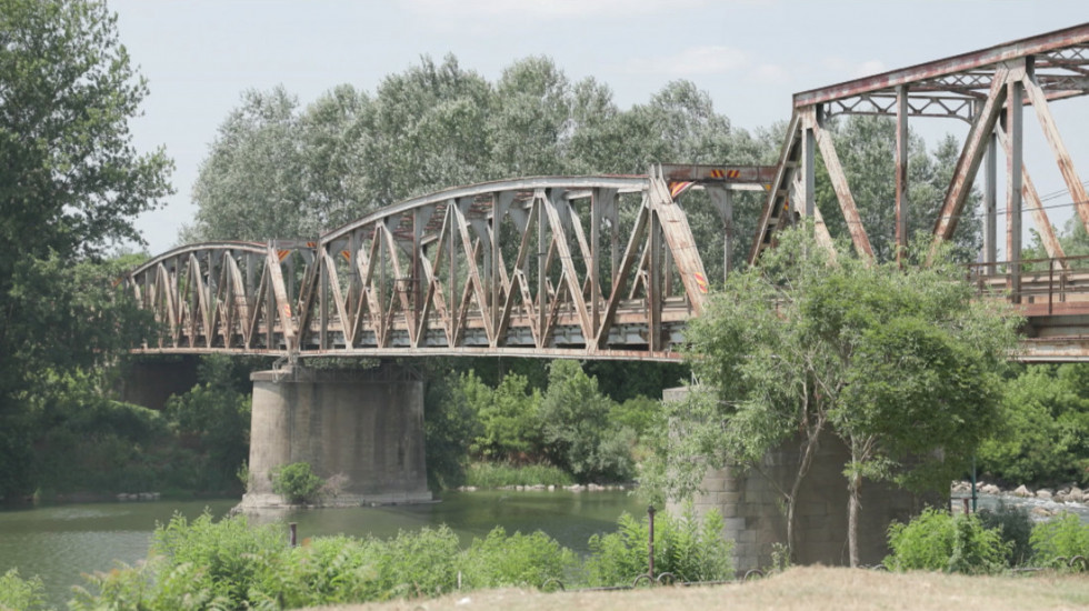 Most preko Drine na graničnom prelazu Karakaj, koji povezuje BiH i Srbiju, posle skoro 20 meseci otvoren za saobraćaj