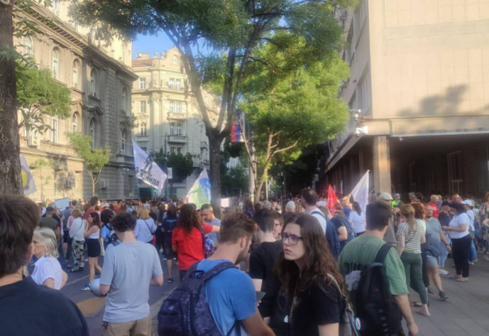 (VIDEO) Protest ispred sedišta RIK: Ulica kralja Milana blokirana, iz Pionirskog parka se čuju pesme Baje Malog Knindže