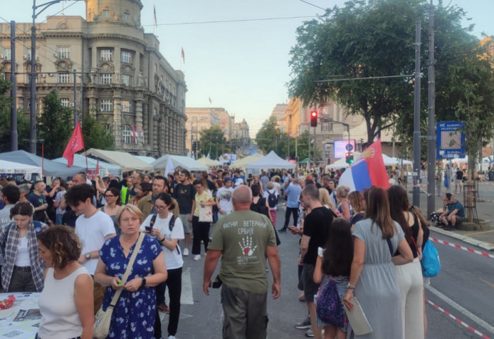 (FOTO/VIDEO) Protest "Cirkus mora da ode" ispred sedišta RIK: Okupljeni traže raspisivanje parlamentarnih izbora