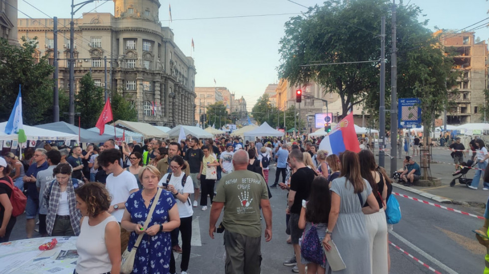 (FOTO/VIDEO) Protest "Cirkus mora da ode" ispred sedišta RIK: Okupljeni traže raspisivanje parlamentarnih izbora
