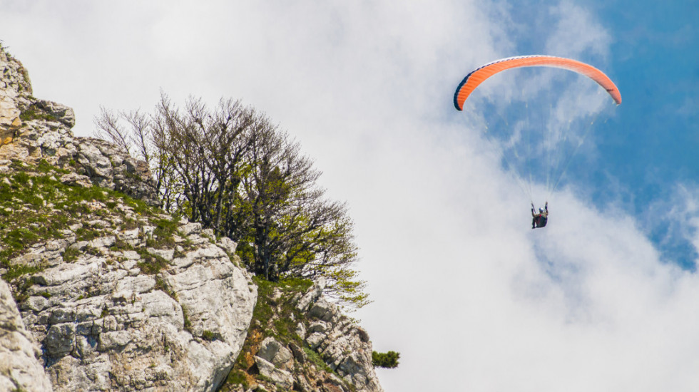 Paraglajderista (73) teško povređen kod Koprivnice: Pri sletanju udario u točak teretnog vozila