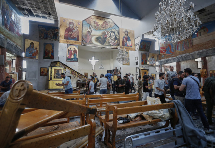 (FOTO) Više od 20 ljudi ubijeno u napadu bombaša-samoubice u crkvi u Damasku tokom mise, među žrtvama i deca