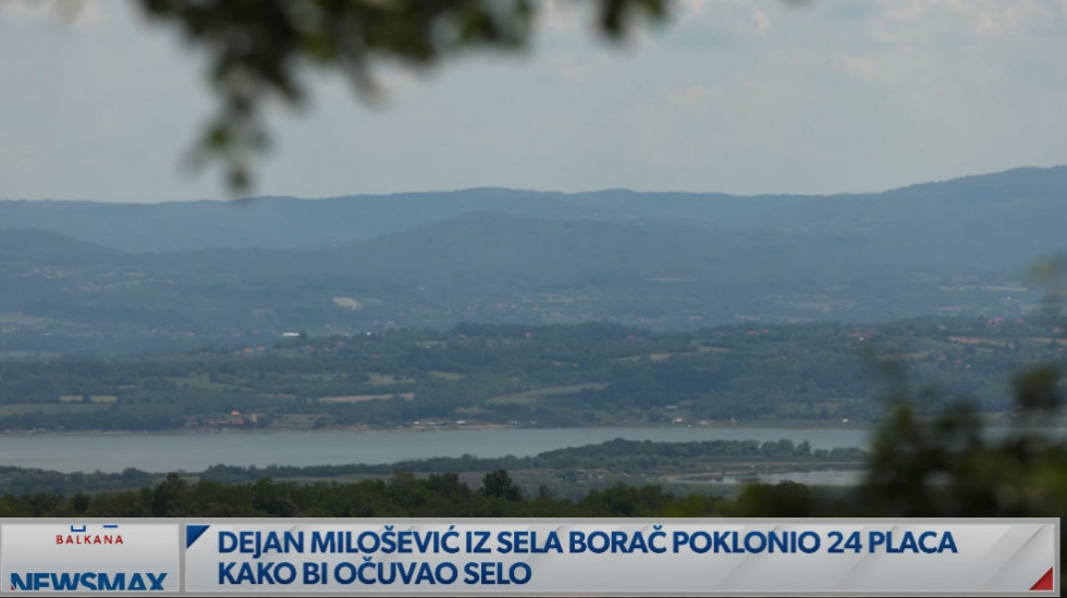 (VIDEO) Dejan poklonio 24 placa u selu kod Knića: Oživeo rodni kraj uz eko naselje "Zlatni vrh"