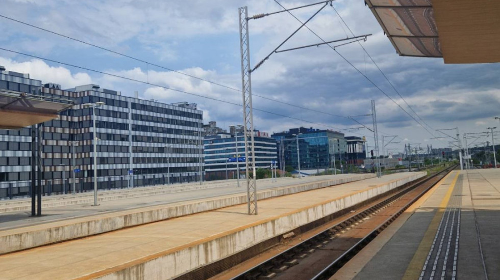 Vozovi i dalje ne saobraćaju nakon što je u petak stigla dojava o bombama