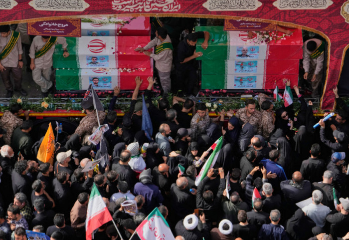 (FOTO) Iran organizovao kolektivnu sahranu za poginule u izraelskim napadima