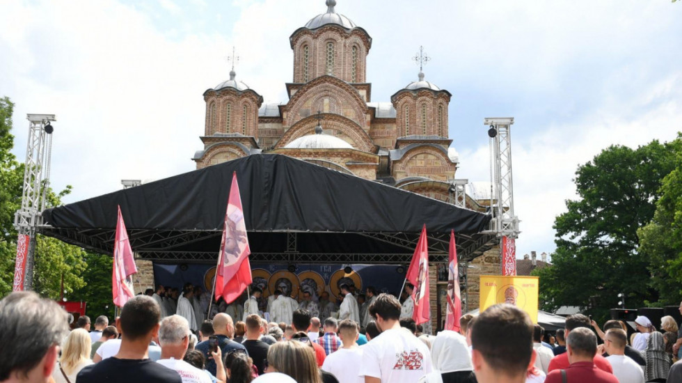 (FOTO) Obeležavanje Vidovdana na KiM: U toku parastos kosovskim junacima, uručeni ordeni majkama sa četvoro i više dece