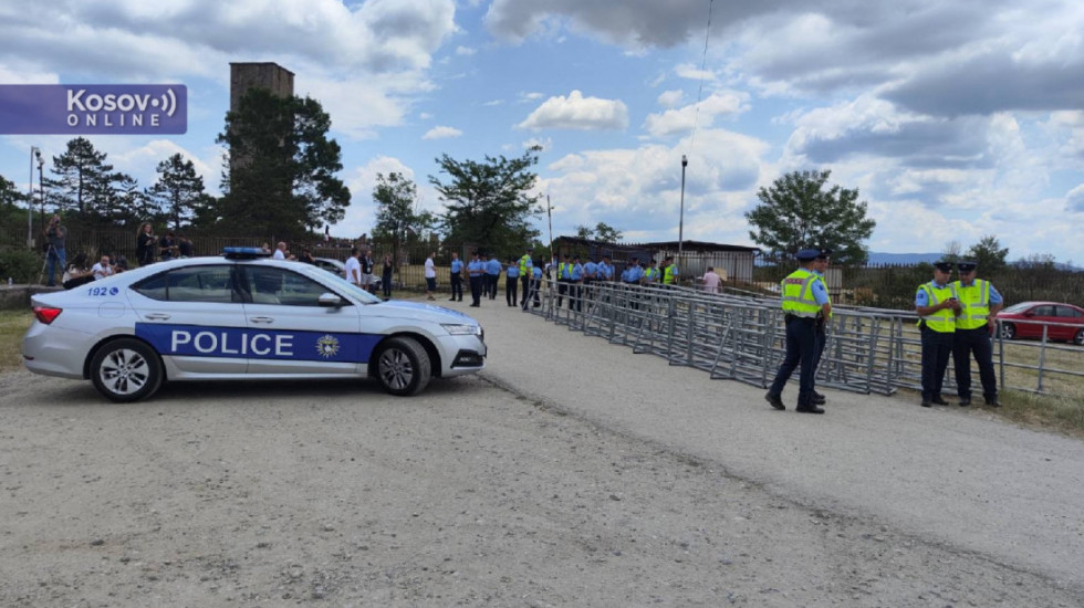 Kosovska policija na Brnjaku oduzela i pocepala zastavu srpskog pevačkog društva