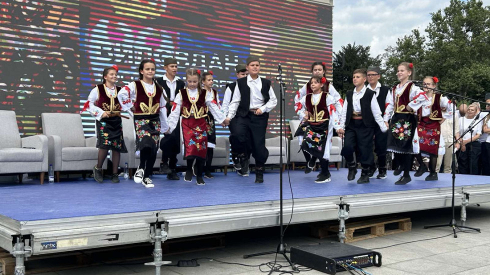 (VIDEO) Održano književno veče ispred Doma Narodne skupštine u organizaciji Studenata 2.0