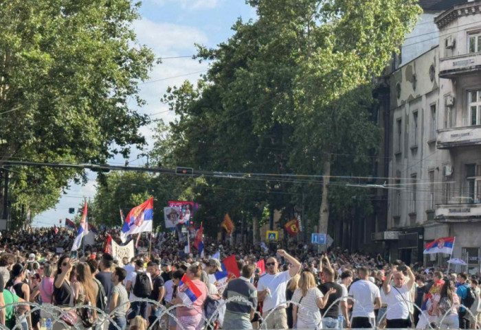 (FOTO/VIDEO) Vidovdanski protest u Beogradu: Privedeno više osoba kod Pionirskog parka, okupljanje na Slaviji