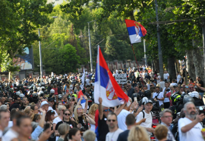 (FOTO/VIDEO) Vidovdanski protest u Beogradu: Privođenja kod Pionirskog parka, studenti se okupili na Slaviji