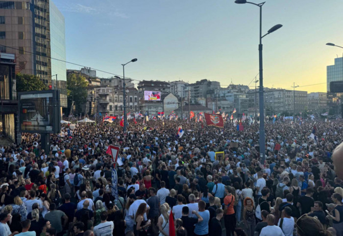 (FOTO/VIDEO) Vidovdanski protest u Beogradu: Održana tišina za nastradale u padu nadstrešnice, u toku studentski govori