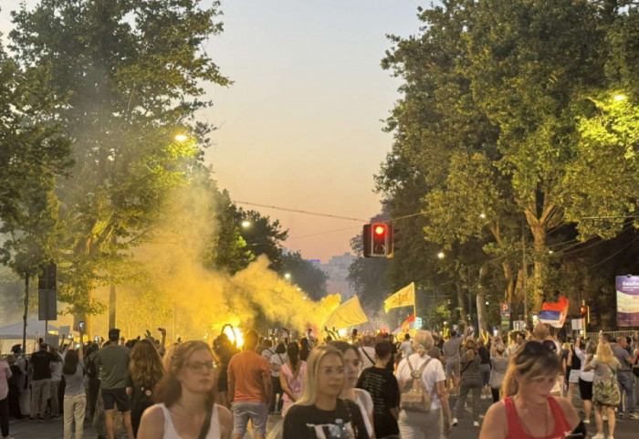 (FOTO/VIDEO) Vidovdanski protest u Beogradu: Građani bllicevima telefona osvetlili Slaviju, ispred Vlade kordon policije