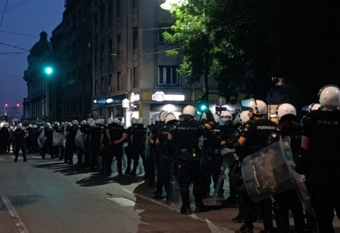 (FOTO/VIDEO) Vidovdanski protest u Beogradu: Istekao rok za ispunjenje zahteva, ispred Vlade kordon policije
