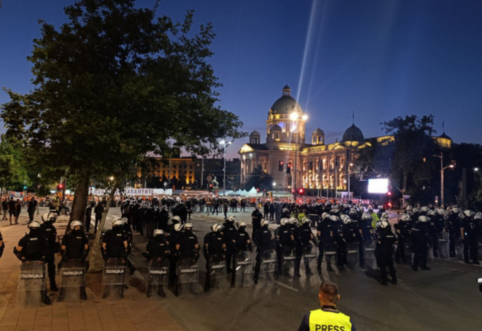 (FOTO/VIDEO) Vidovdanski protest u Beogradu: Istekao rok za ispunjenje zahteva, ispred Vlade kordon policije
