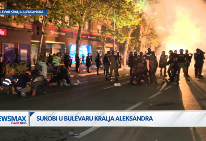 (FOTO/VIDEO) Nakon završetka protesta na Slaviji neredi na ulicama, intervencija Žandarmerije i hapšenja