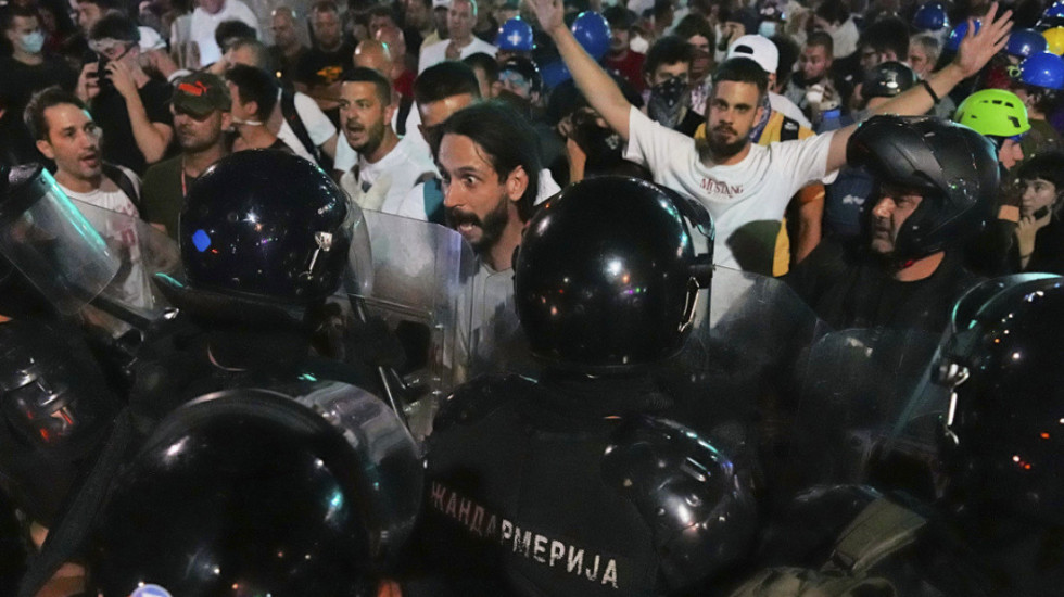 Premijer Macut osudio nasilje i napade na policiju, poziva na dijalog
