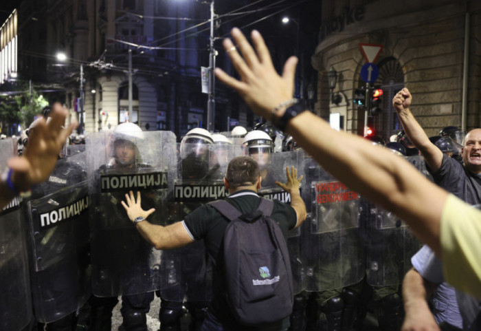 (FOTO/VIDEO) Nakon završetka protesta na Slaviji neredi na ulicama, intervencija Žandarmerije i hapšenja