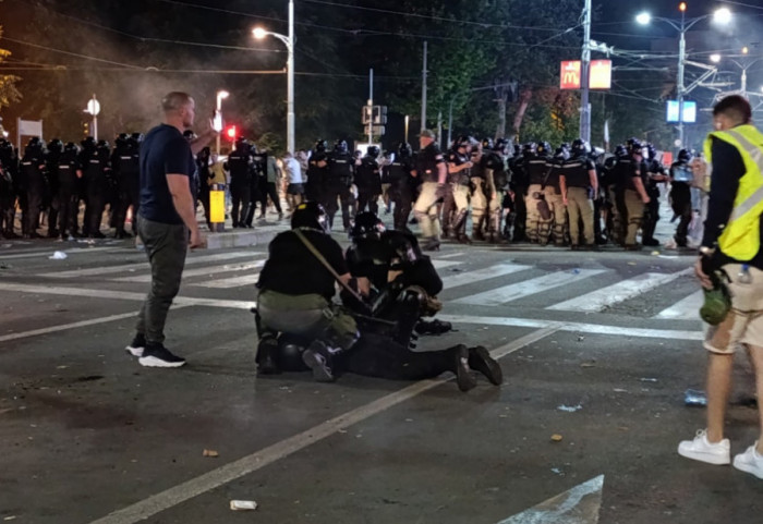 (VIDEO) Sukob demonstranata i policije u centru Beograda: Suzavac, topovski udari i hapšenja