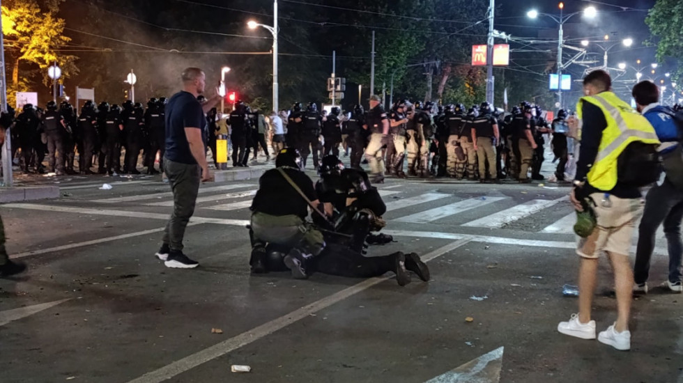 (VIDEO) Sukob demonstranata i policije u centru Beograda: Suzavac, topovski udari i hapšenja