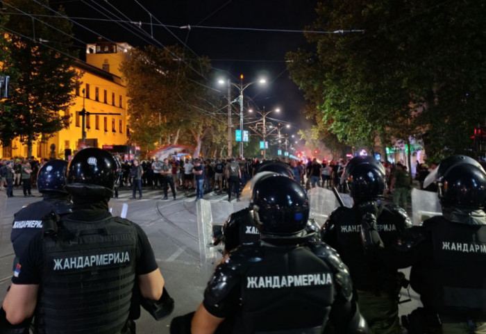 (FOTO/VIDEO) Nakon završetka protesta na Slaviji neredi na ulicama, intervencija Žandarmerije i hapšenja