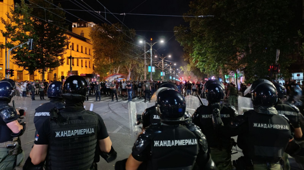 (FOTO/VIDEO) Nakon završetka protesta na Slaviji neredi na ulicama, intervencija Žandarmerije i hapšenja