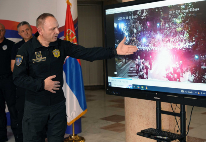 Direktor policije posle incidenata na protestima: Povređeno 70 osoba, među njima 16 pripadnika MUP, više lica privedeno
