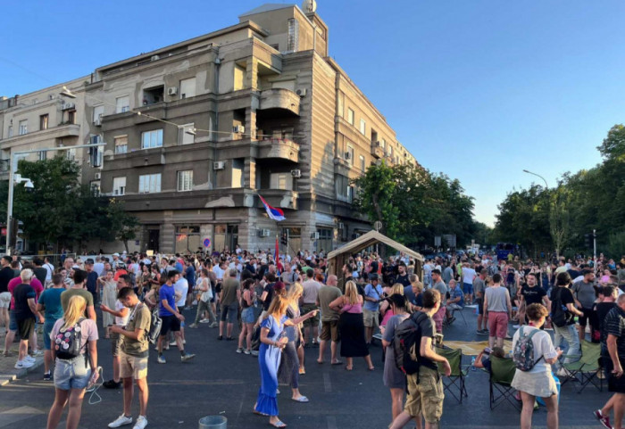 (FOTO/VIDEO) Studenti blokirali raskrsnice u Zemunu zbog hapšenja kolega sa Poljoprivrednog fakulteta: Postavili i šator
