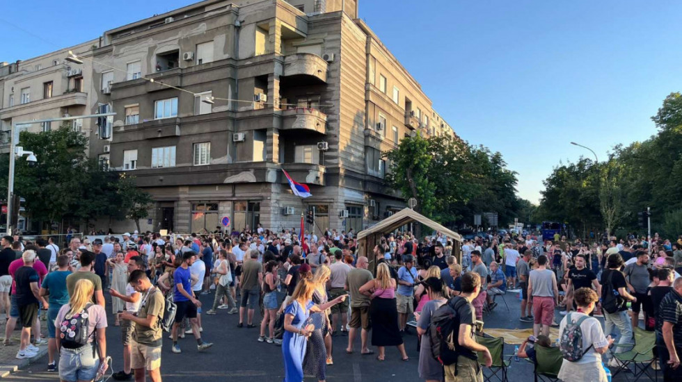(FOTO/VIDEO) Studenti blokirali raskrsnice u Zemunu zbog hapšenja kolega sa Poljoprivrednog fakulteta: Postavili i šator