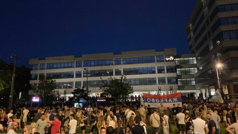 (FOTO/VIDEO) Obustavljen saobraćaj na Gazeli: Blokirane raskrsnice u više gradova, polupane prostorije SNS u Novom Sadu