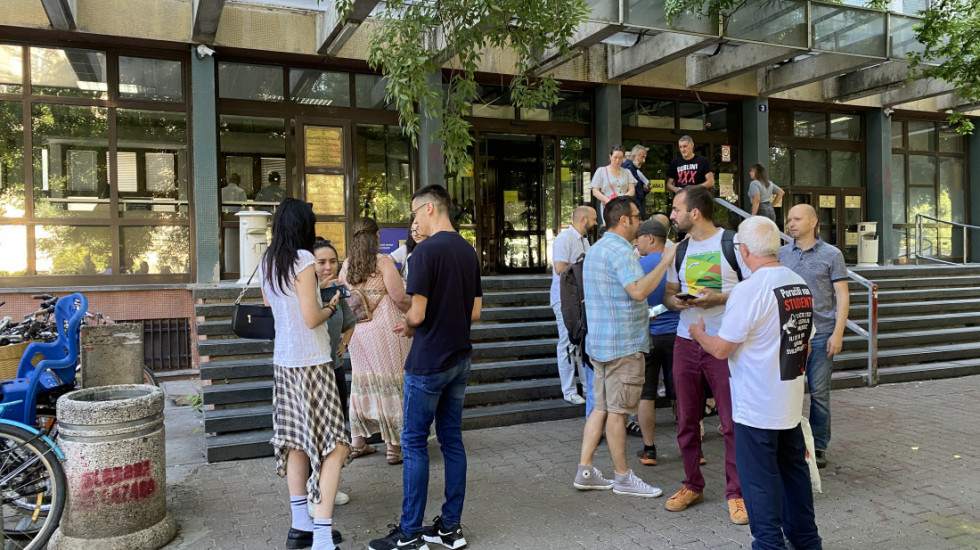 Odbrana članova SNS koji su optuženi da su u Novom Sadu studentkinji polomili vilicu traži da im se sudi u Beogradu