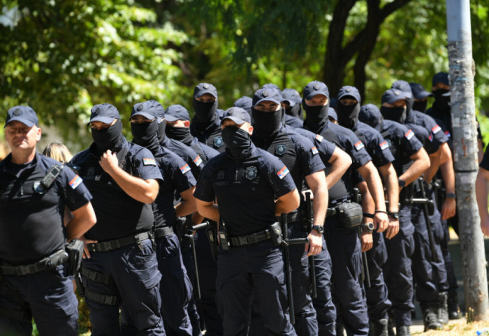 Potkapa sa prorezom za oči i bandana delovi interventne uniforme: MUP o policajcima sa prekrivenim licem na barikadama
