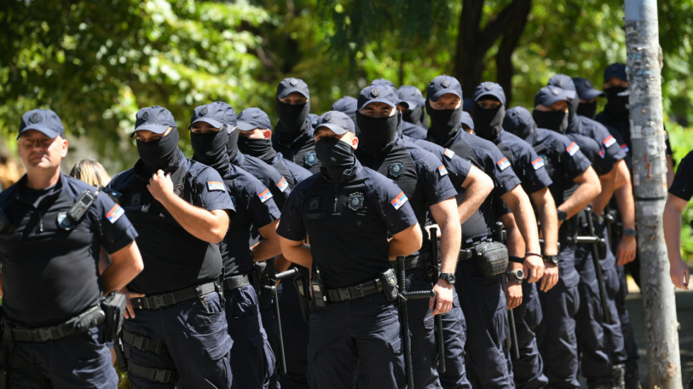 Potkapa sa prorezom za oči i bandana delovi interventne uniforme: MUP o policajcima sa prekrivenim licem na barikadama