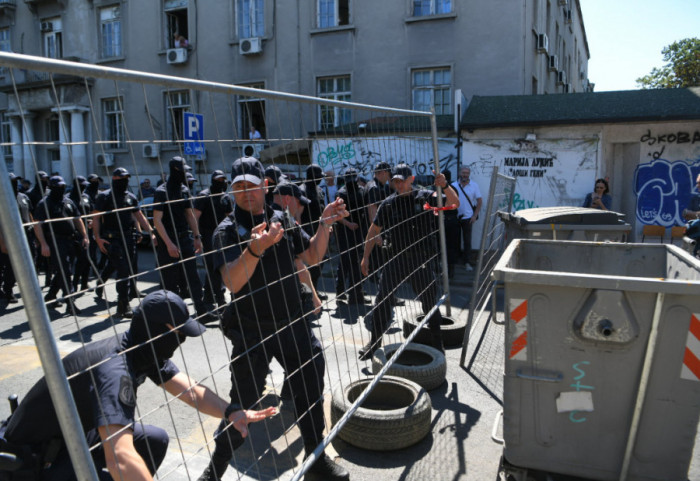 (FOTO/VIDEO) U Beogradu nastavak blokada: Građani izašli na ulice, policija ih pomera na trotoar