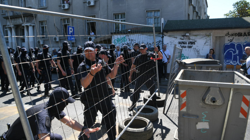 (FOTO/VIDEO) U Beogradu nastavak blokada: Građani izašli na ulice, policija ih pomera na trotoar