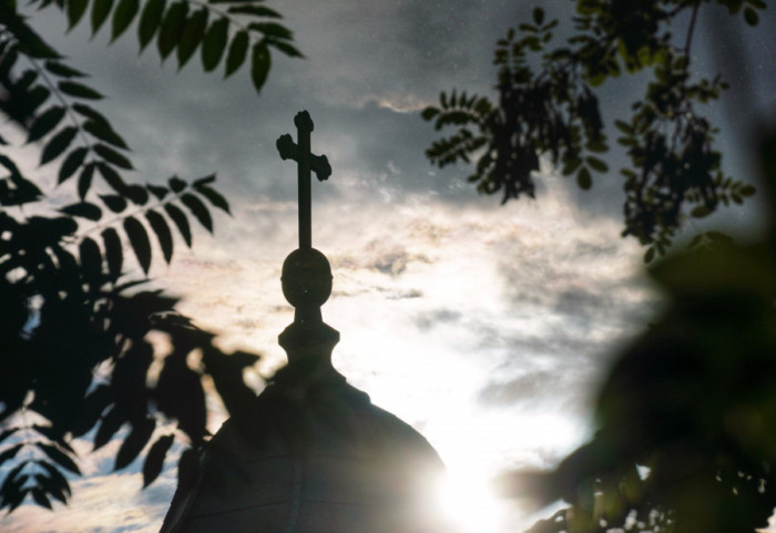 Izlazi se na groblje, pale se sveće: Koji su običaji za Mitrovske zadušnice