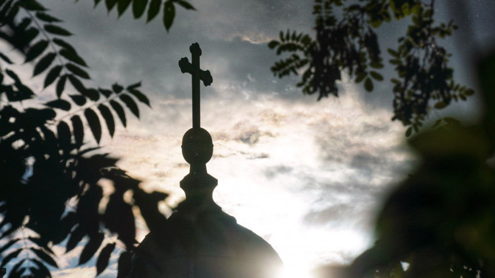 Izlazi se na groblje, pale se sveće: Koji su običaji za Mitrovske zadušnice