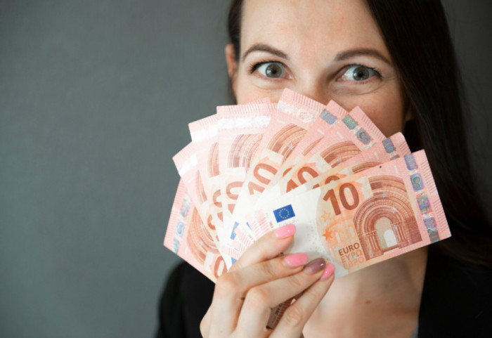 Prosečna neto zarada u Crnoj Gori 1.014 evra, nominalni rast u odnosu na maj prošle godine 21,9 odsto