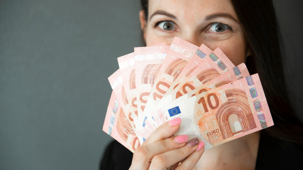 Prosečna neto zarada u Crnoj Gori 1.014 evra, nominalni rast u odnosu na maj prošle godine 21,9 odsto