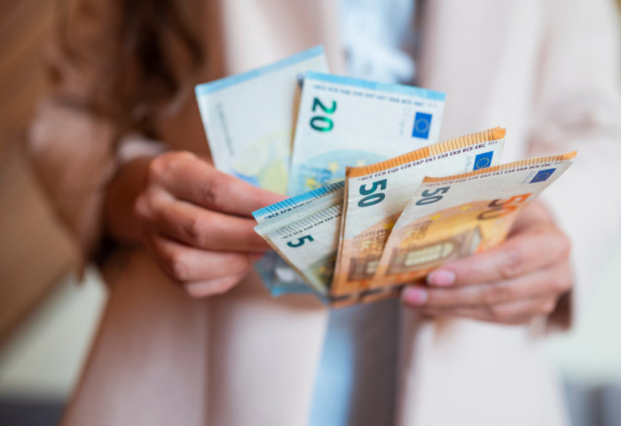 Prosečna neto plata u Hrvatskoj u maju iznosila je 1.451 evro